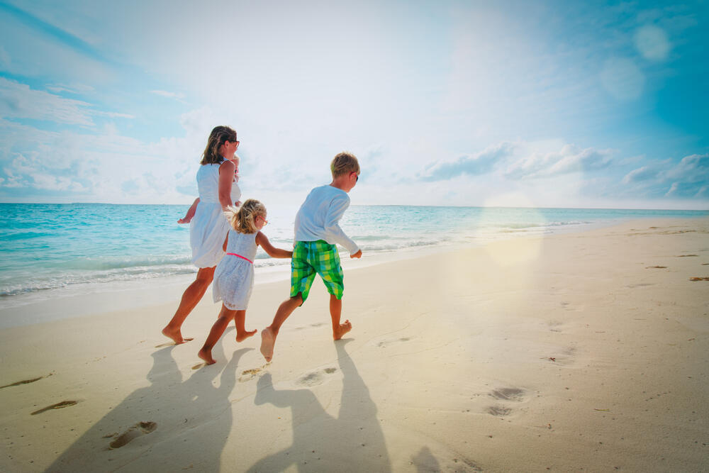 41% of bookings are made by solo travelers, 40% by couples, and only 19% by families or larger groups (Photo: Shutterstock) לטוס עם ילדים אחרי גירושים