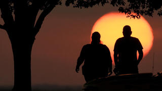 זוג מול השקיעה בארצות הברית, כשגם הטמפרטורות בשעות הערב עלו משמעותית כחלק משינויי האקלים