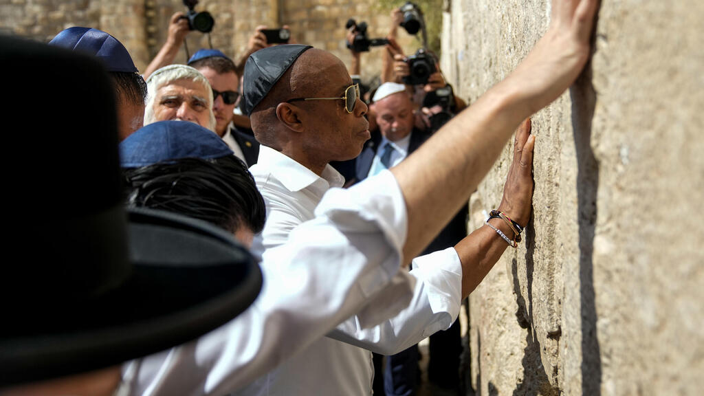 אדמס בביקור בכותל