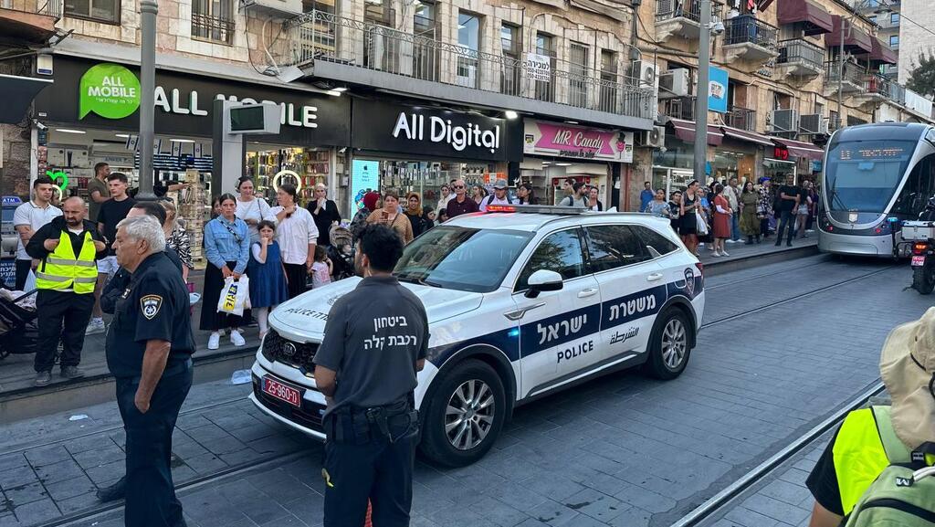 ניידת משטרה פגעה בהולכת רגל על ציר הרכבת הקלה בירושלים
