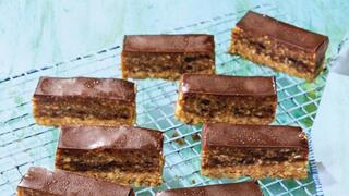 עוגת שכבות: שיבולת שועל, תמרים ושוקולד