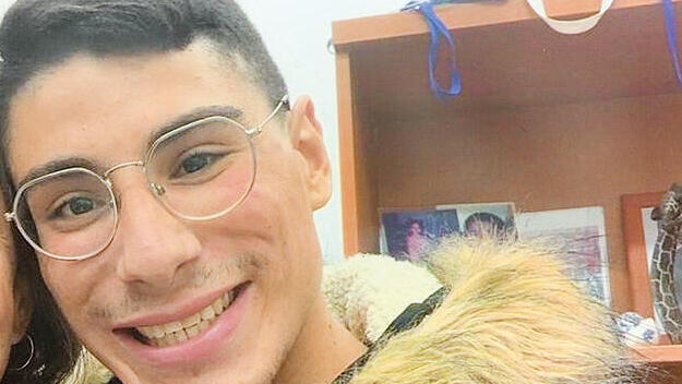 עומרי בלום (מימין) עם האם המאמצת גליה