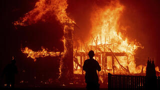 אש מכלה בתים בהוואי