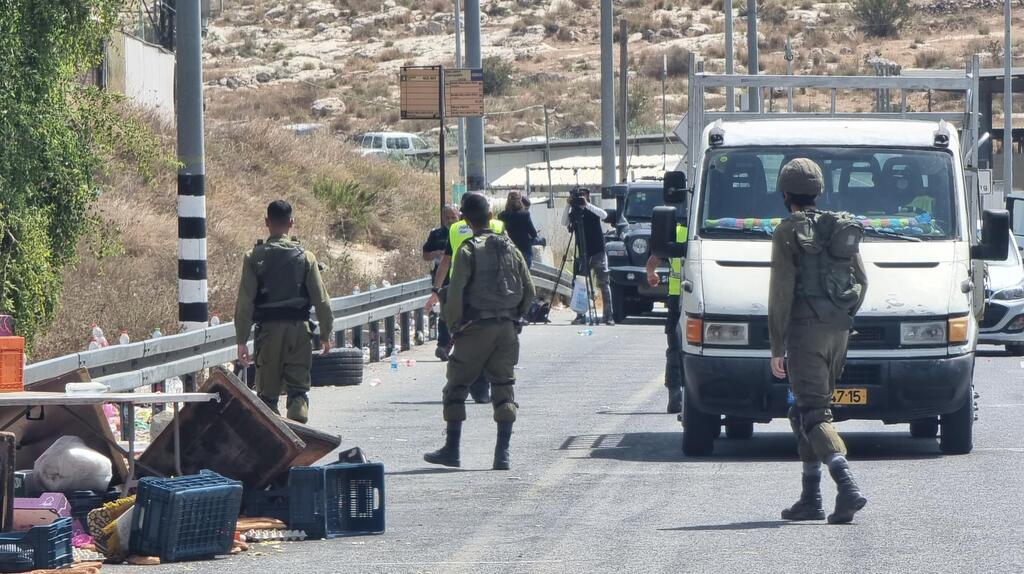 חשד לפיגוע דריסה ליד מחסום מכבים: גבר נפצע קשה