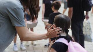 תלמידים ותלמידות בשער הכניסה לבית הספר גבריאלי בתל אביב