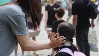 תלמידים ותלמידות בשער הכניסה לבית הספר גבריאלי בתל אביב