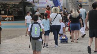 תלמידים ותלמידות מגיעים לבית הספר גבריאלי בתל אביב