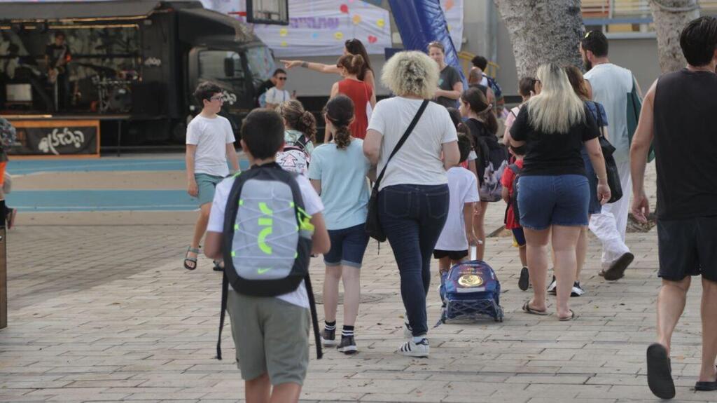 תלמידים ותלמידות מגיעים לבית הספר גבריאלי בתל אביב