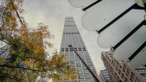 המגדל בשדרת פארק 432 בניו יורק. דיירים התלוננו על דליפות וסדקים