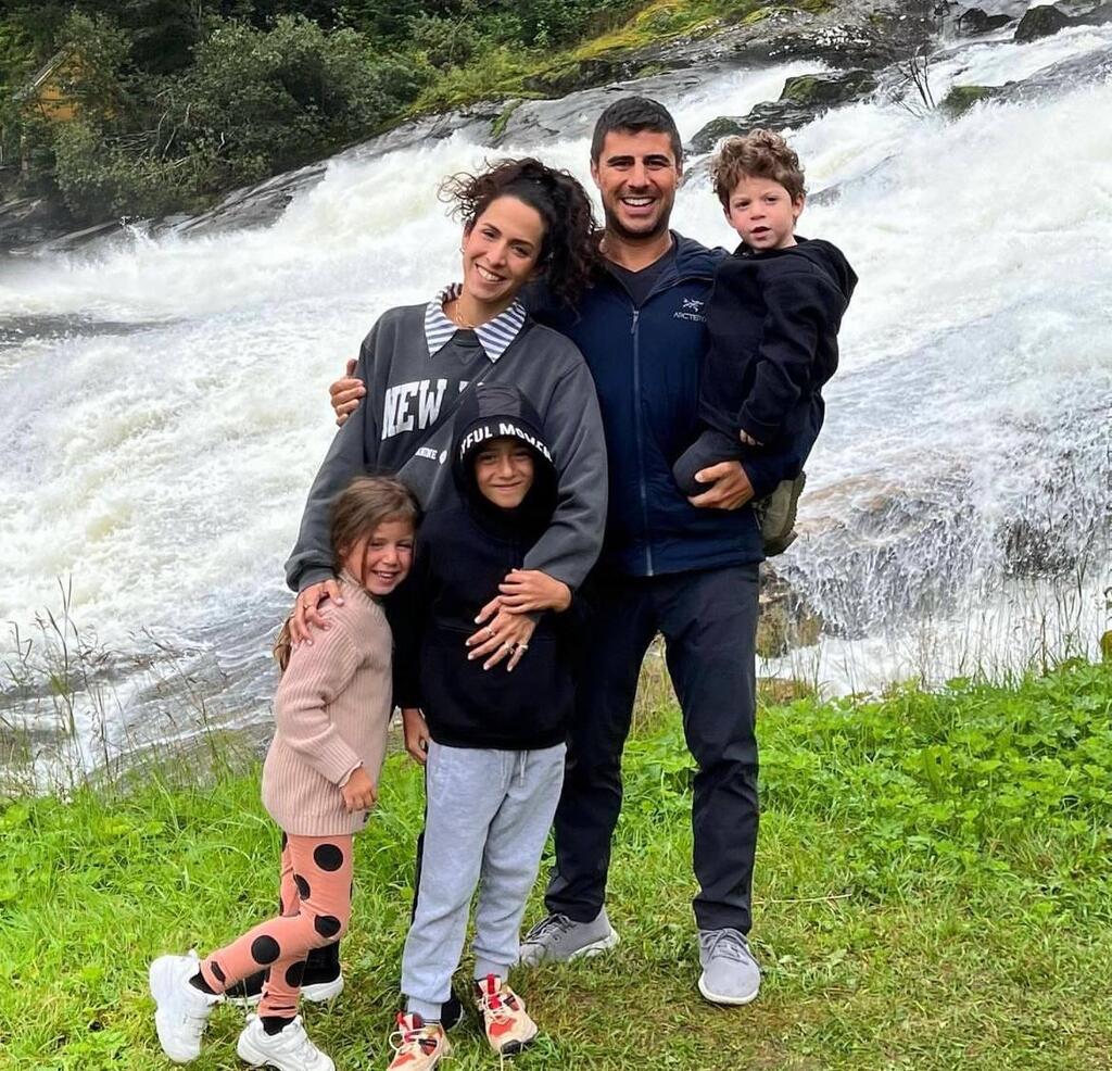 תמיד ישארו משפחה. שינלדר ואגמון עם שלושת ילדיהם (צילום: אינסטגרם) שי לי שינדלר