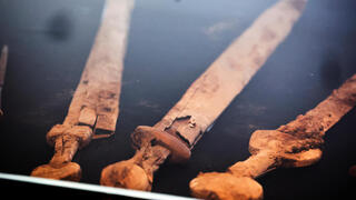 החרבות בתצוגה, הבוקר