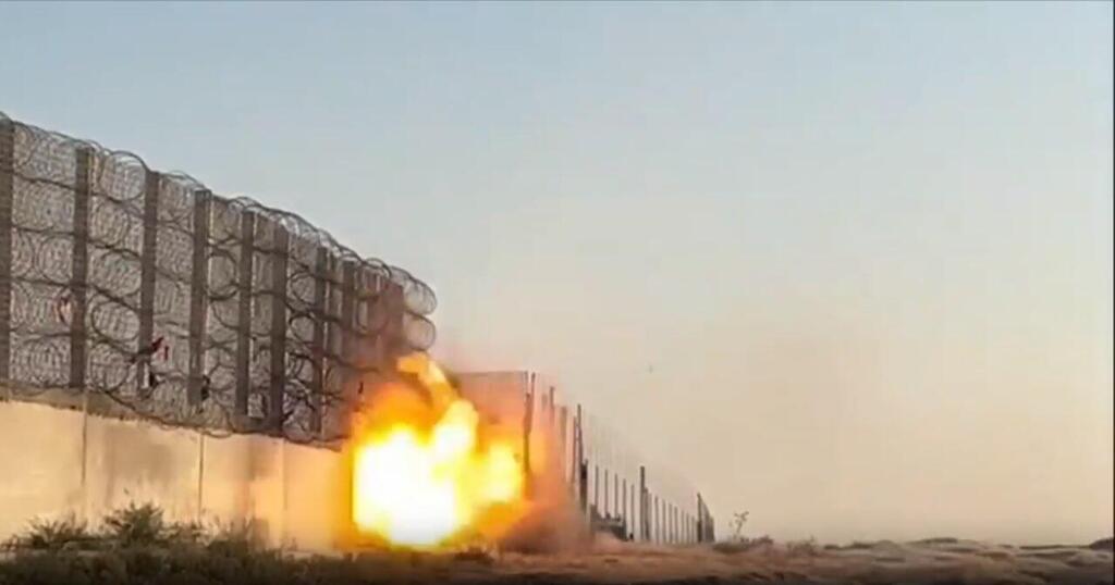 צעירים זרקו מטענים ובקבוקי תבערה לעבר הגדר ברצועת עזה