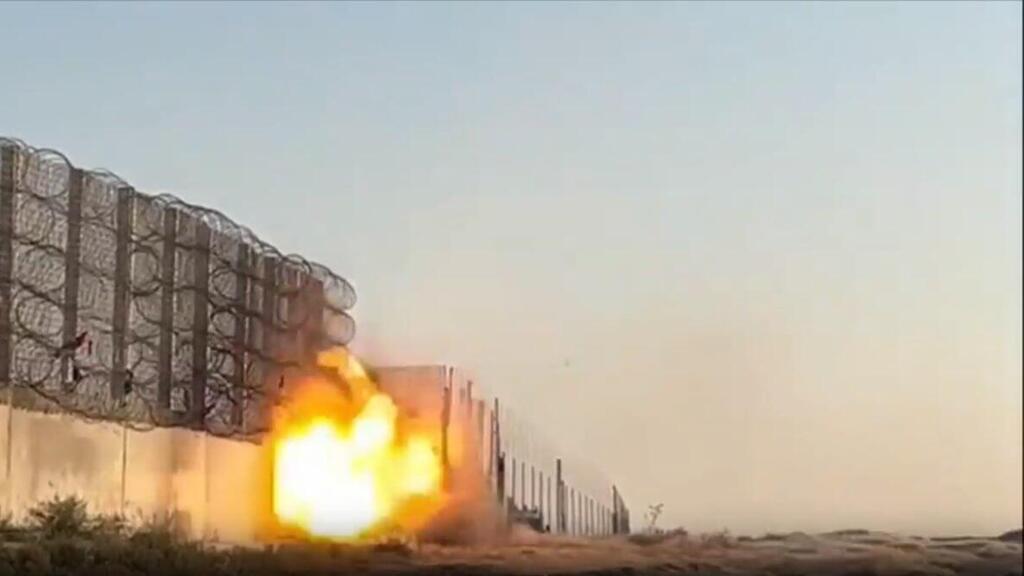 צעירים זרקו מטענים ובקבוקי תבערה לעבר הגדר ברצועת עזה