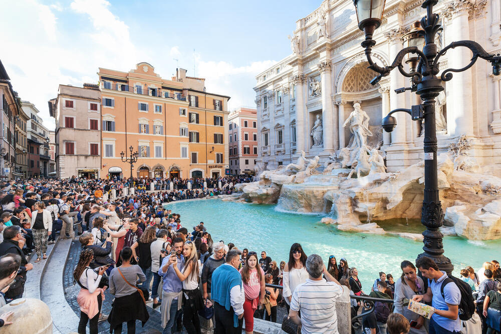Trevi Fountain in Rome (Photo: Shutterstock) תיירים רבים במזרקת טרווי ברומא