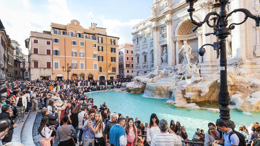 Tourist crowds at Rome’s Trevi Fountain (Photo: Shutterstock) תיירים רבים במזרקת טרווי ברומא