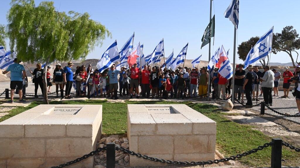 Могилы супругов Бен-Гурион в кибуце Сде-Бокер (Фото: Герцль Йосеф) מפגינים במסע לחיזוק הדמוקרטיה בקבר בן גוריון בשדה בוקר