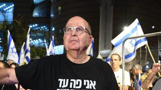 משה בוגי יעלון בהפגנה נגד המהפכה המשפטית בבאר שבע