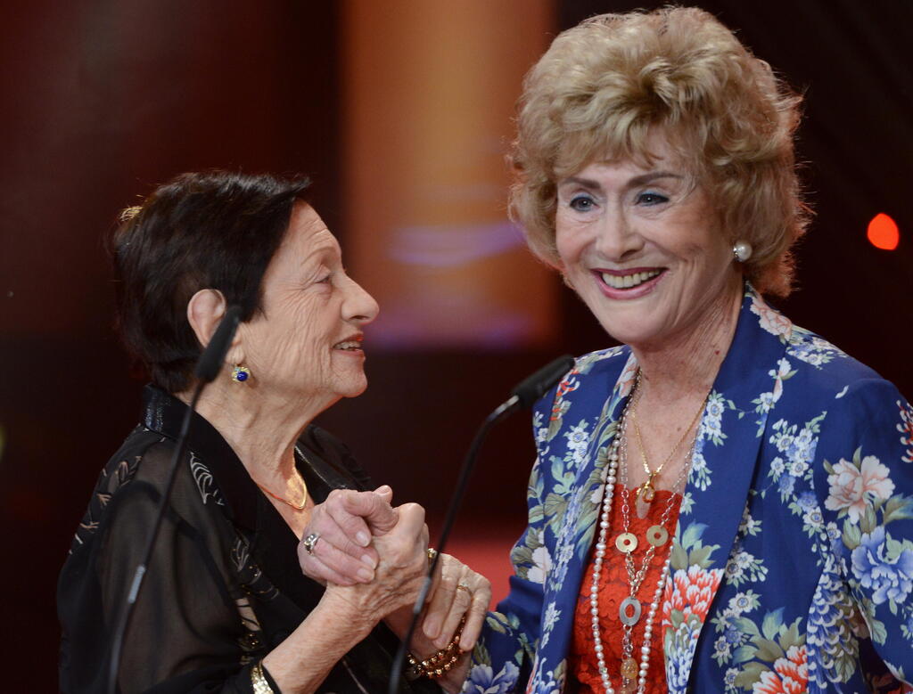 מרים זוהר עם דבורה קידר בטקס הענקת פרס התיאטרון הישראלי