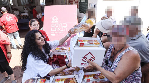 תורכים ארוכים בחלוקת מזון לנזקקים לפני ראש השנה, עמותת מאיר פנים באור עקיבא