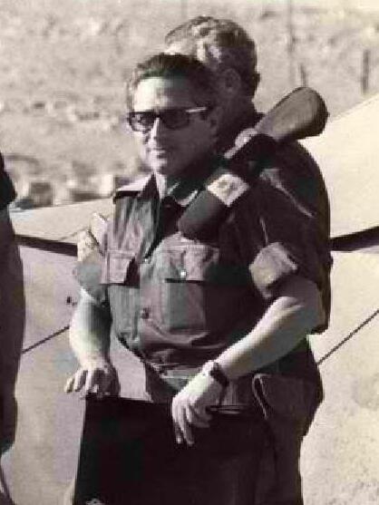 בעיצומה של מלחמת יום כיפור האלוף יריב אהרן העניק לבכיר בצבא המצרי מוחמד עבד אלעיני אלגמסי את ספר הברית החדשה עם הקדשה