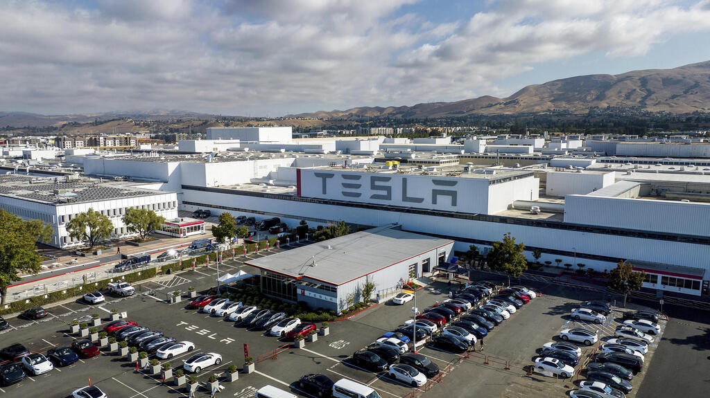 Tesla factory in California (Photo: AP/ Noah Berger) מפעל טסלה בפרימונט קליפורני