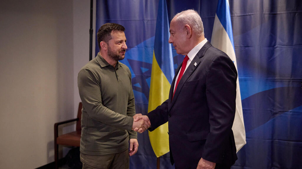 Volodymyr Zelensky and Benjamin Netanyahu (Photo: AFP/ Ukrainian Presidential Press Service) ראש הממשלה בנימין נתניהו עם נשיא אוקראינה וולודימיר זלנסקי ב ניו יורק ארה"ב