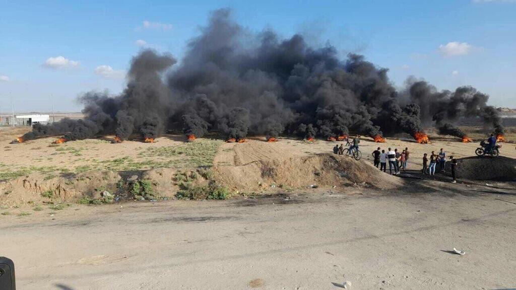 פלסטינים מתפרעים בגבול רצועת עזה