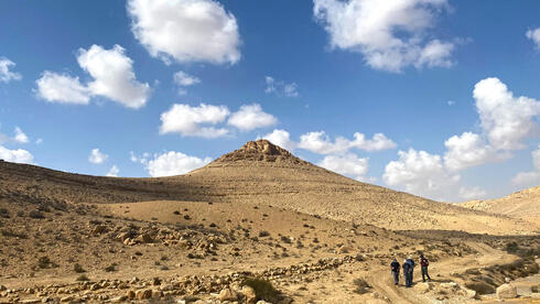 מסלול נחל אלות, וראש אלות ברקע