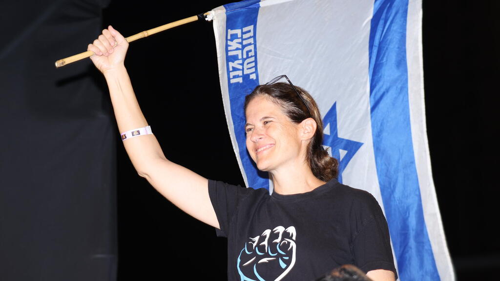 Shikma Bresler in a protest against the governments judicial legislation (Photo: Yariv Katz) שקמה ברסלר