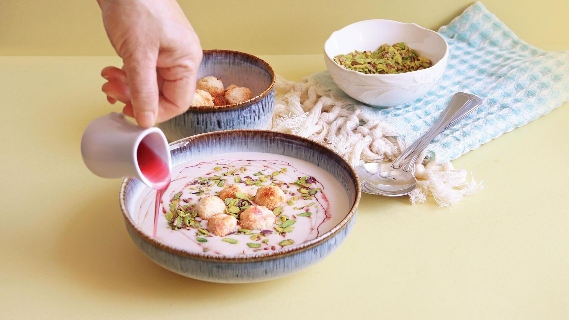 מרק מלבי עם עוגיות קוקוס