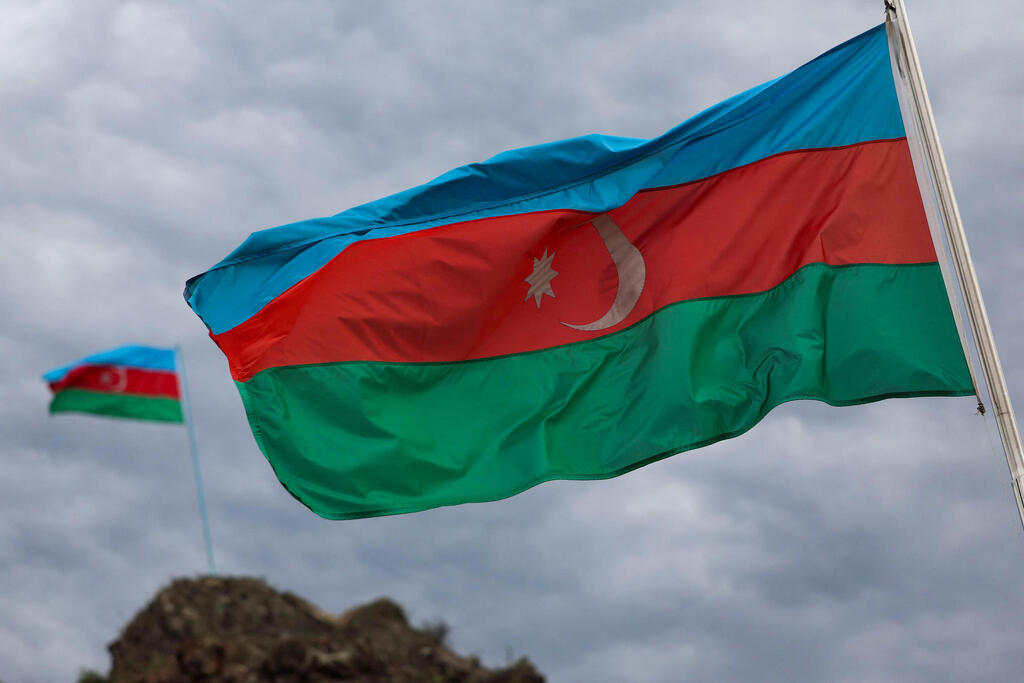 Azerbaijan is also one of Israel’s closest partners in the Muslim world (Photo: AFP, EMMANUEL DUNAND) מעבר גבול של חיילים אזרים אזרבייג'ן במעבר גבול ב נגורנו קרבאך ל פליטים בדרך להימלט משם ל ארמניה