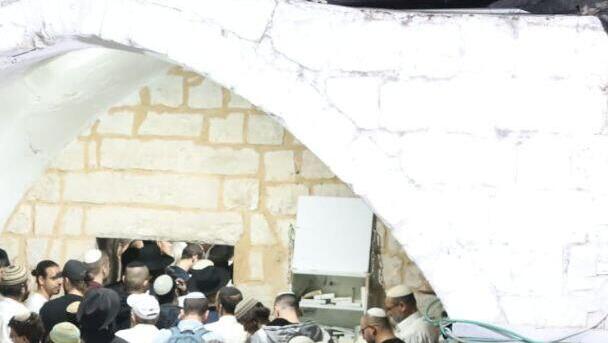 בזמן הפרות הסדר בלילה בשכם, היו מתפללים בקבר יוסף  