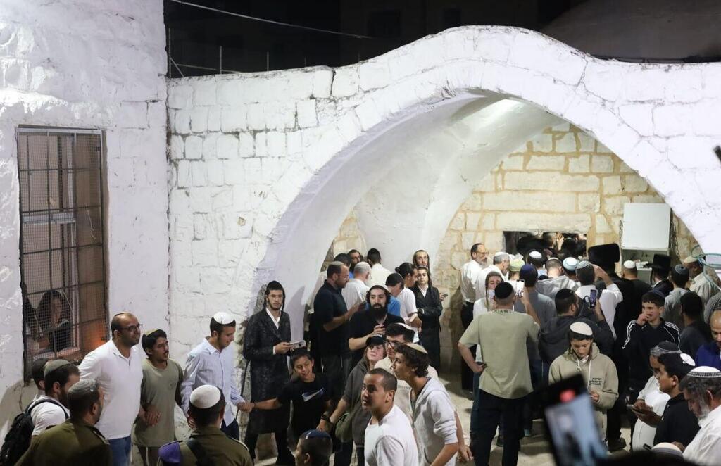 בזמן הפרות הסדר בלילה בשכם, היו מתפללים בקבר יוסף  
