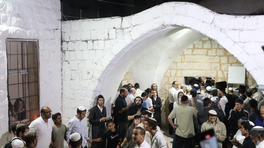 בזמן הפרות הסדר בלילה בשכם, היו מתפללים בקבר יוסף  