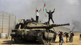 המחבלים צוהלים על גבי טנק של צה"ל