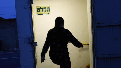 אשקלון אנשים ב מקלט אזעקות ירי רקטות