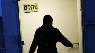 אשקלון אנשים ב מקלט אזעקות ירי רקטות