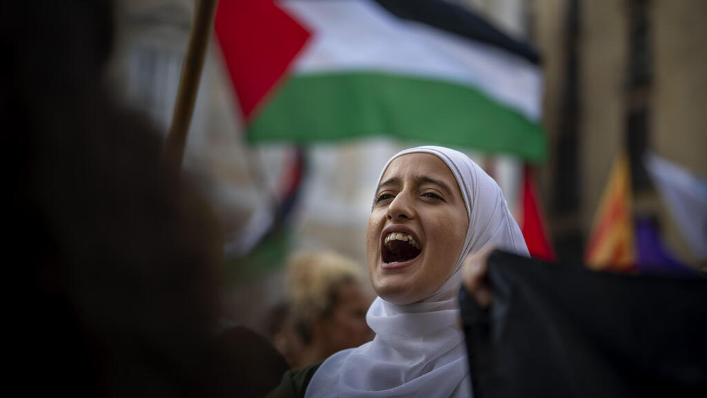 Pro-A Palestinian demonstrator in Sapin (Photo: Emilio Morenatti / AP) הפגנה נגד ישראל ברצלונה ספרד