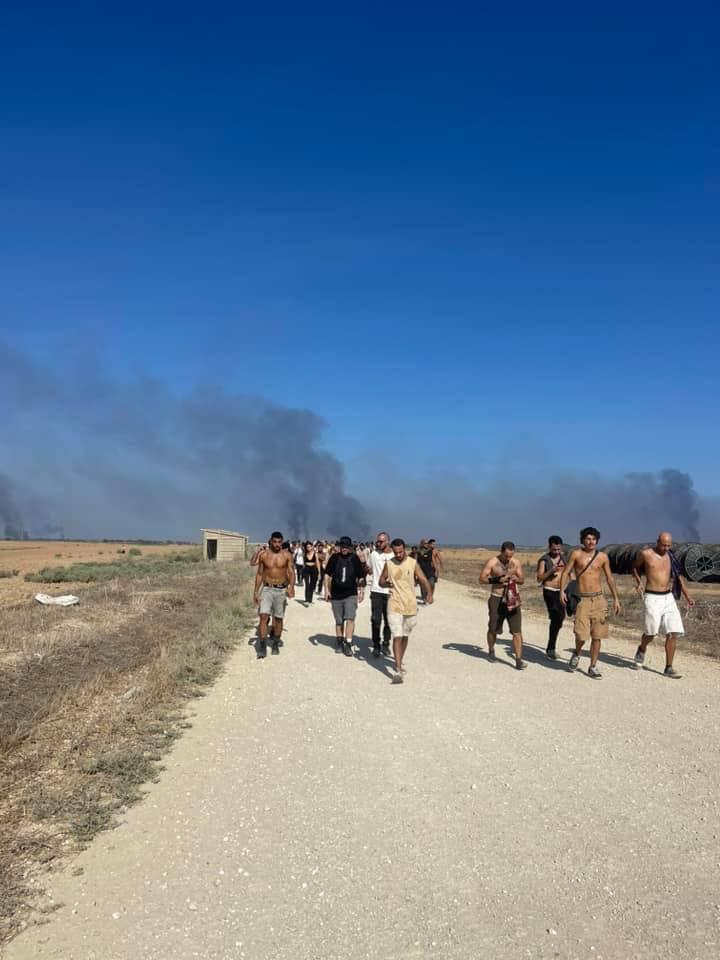  אנשים שמנסים להימלט מהתופת במסיבה
