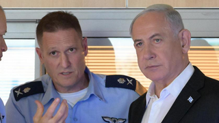 בנימין נתניהו בתאי השליטה במטה חיל האוויר בקריה, תל אביב