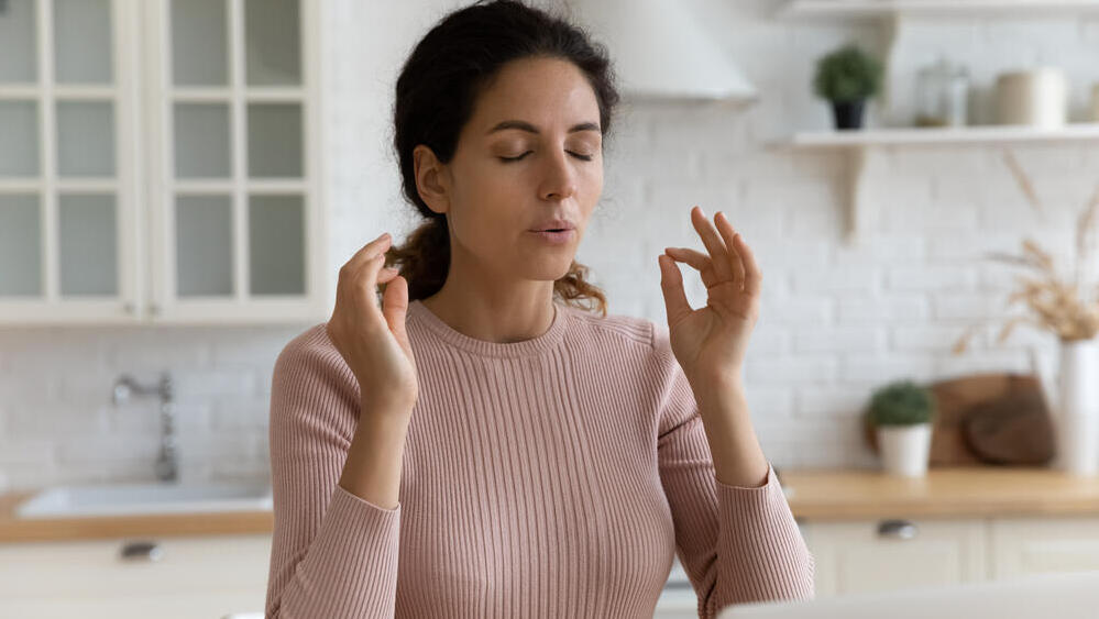 Breathing exercises before bed may help reduce nighttime awakenings (Photo: shutterstock) אישה מתרגלת תרגילי נשימות