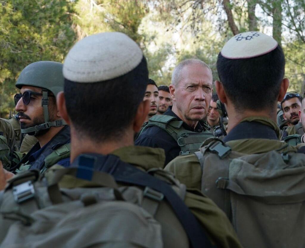 יואב גלנט בסיור בעוטף עזה ובקיבוץ בארי