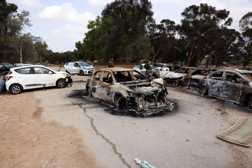 Burned out vehicles in the Gaza border region after the Oct. 7 attack (Photo: REUTERS/Ronen Zvulun) רכבים שרופים ברעים