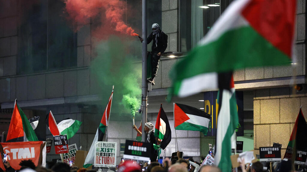 הפגנה פרו-פלסטינית ב לונדון ליד שגרירות ישראל ב לונדון בריטניה בצל מלחמה ב עזה