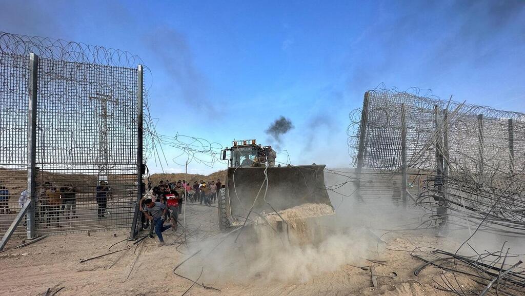 Photo: Reuters פריצת הגדר בגבול עזה