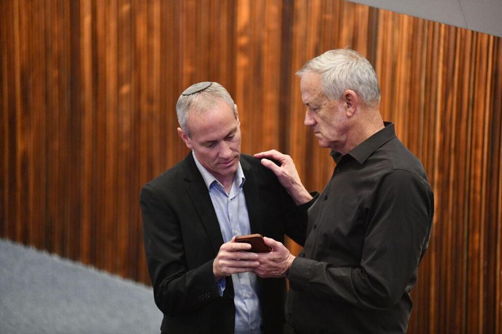 Chili Tropper and Benny Gantz (Photo: Rafi Kotz) מליאת הכנסת