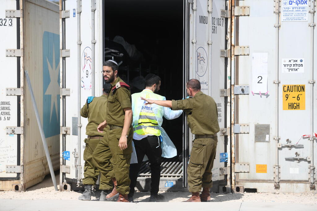 מתחם זיהוי הגופות "שורה" ברמלה לאחר הטבח בדרום