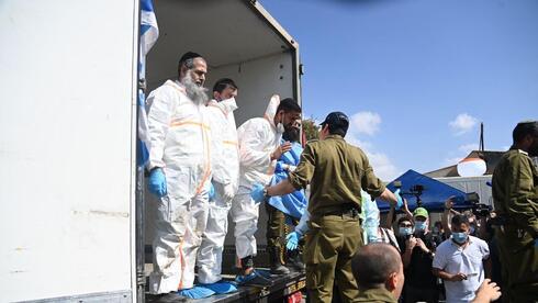 מתחם זיהוי הגופות "שורה" ברמלה לאחר הטבח בדרום