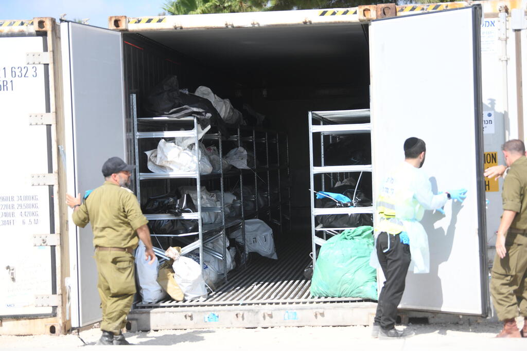מתחם זיהוי הגופות "שורה" ברמלה לאחר הטבח בדרום