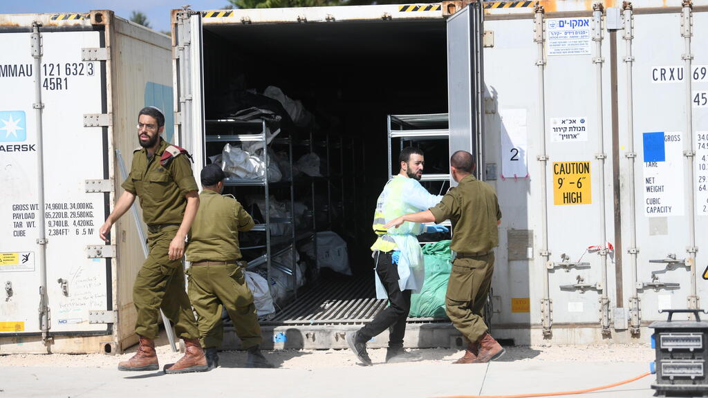 מתחם זיהוי הגופות "שורה" ברמלה לאחר הטבח בדרום